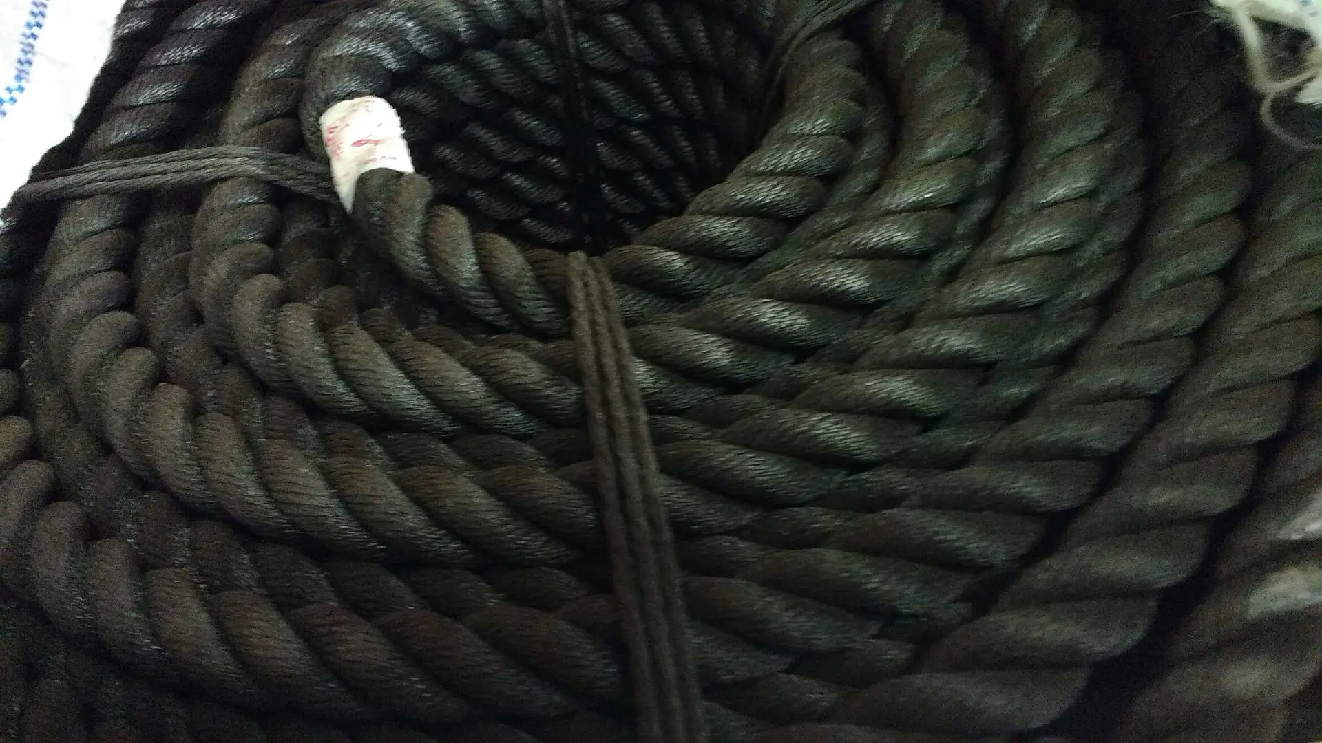 Deaft Rope A close up of a rope with black yarn - Crackpots Rural Supplies